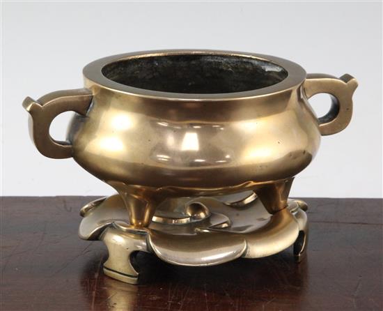 A Chinese bronze tripod censer and stand, Xuande six character mark, 19th century, width 19.5cm, total weight 1400g.